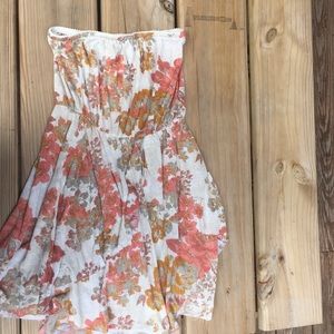 XS Strapless flowey top.